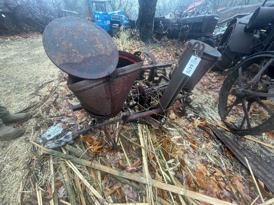 MASSEY FURGESON 2 ROW PLANTER 3 POINT