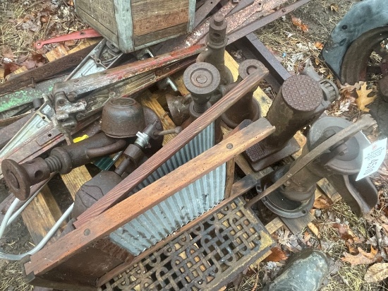 SKID LOT OF BARN HINGES, JACKS AND BENCH VISE ECT