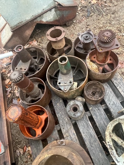 SKID LOT OF TRACTOR BELT PULLEYS