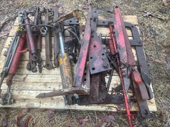 SKID LOT OF TOP LINKS AND FAST HITCH PARTS