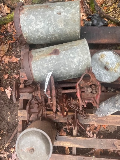 SKID LOT OF CORN PLANTER PARTS FOR IH