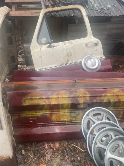 FORD TRUCK PARTS LOT, HOODS, DOOR, TAILGATES