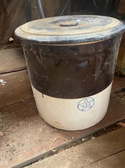 6 GALLON CROCK W/ CRACK IN LID