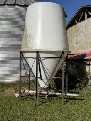 Poly Feed bin on stand with Auger lid is missing