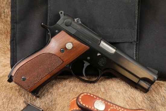 Smith & Wesson Model 39 4" 9mm Semi-Automatic Pistol & Accessories, 1954-1970 C&R