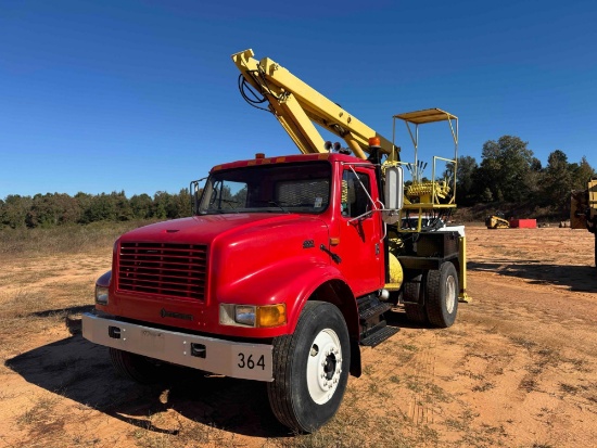 2001 International 4700 - Knuckle Boom Truck