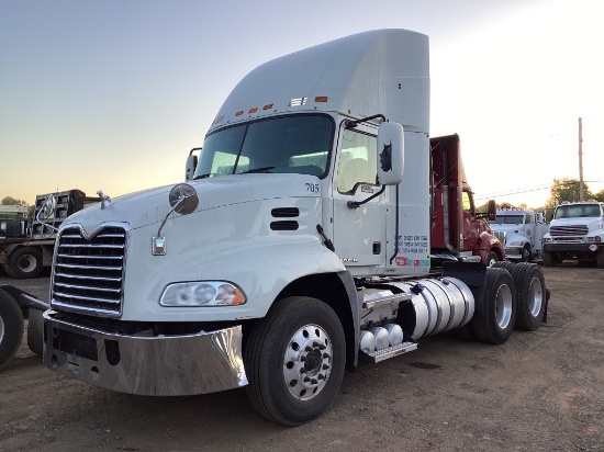 2011 MACK CXU613 DAYCAB