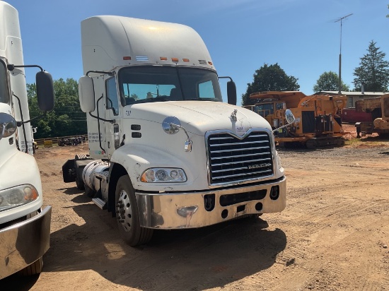 2011 MACK CXU613 DAYCAB