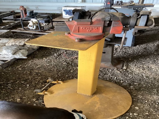 VISE ON PEDESTAL