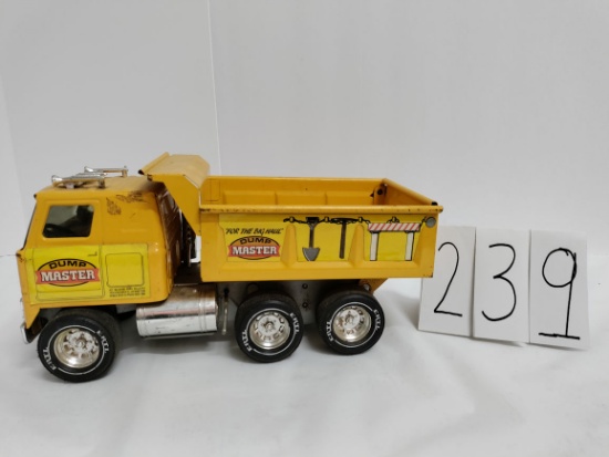 Ertl Dump Master dump truck No box Fair condition