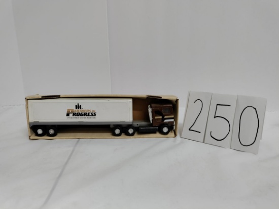 Ertl IH Parts & Progress tractor trailer smudging on truck box fair