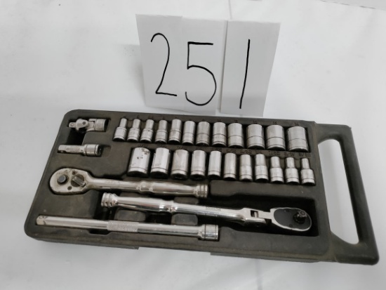 28 piece Case IH 1