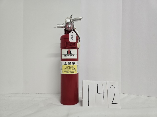 IH fire extinguisher #549973C91 excellent condition has mounting bracket