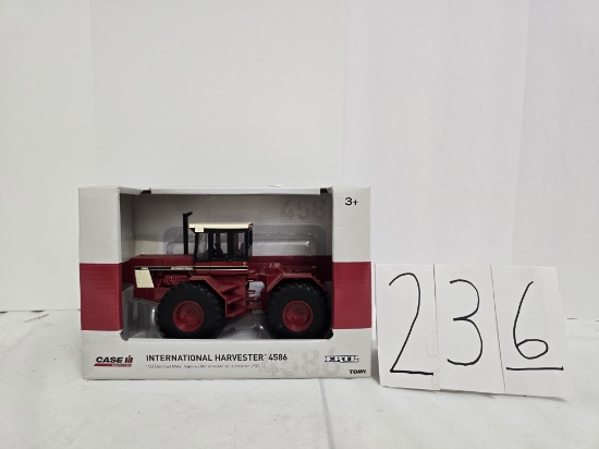 Ertl IH 4586 tractor 1/32 scale #14946 box in good condition