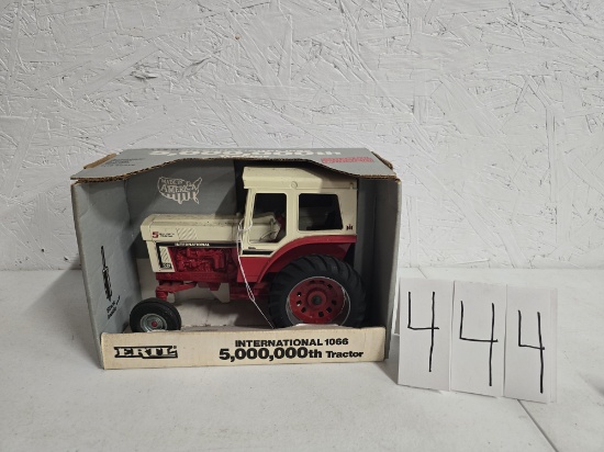 Ertl Special Ed IH 1066  5,000,000th tractor #46020 1/16 scale box is good tractor has smudging