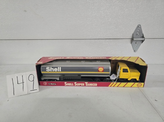 Ertl IH truck with Shell Super Tanker advertised