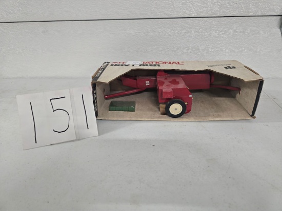 Ertl IH Haybaler stock 447 good condition