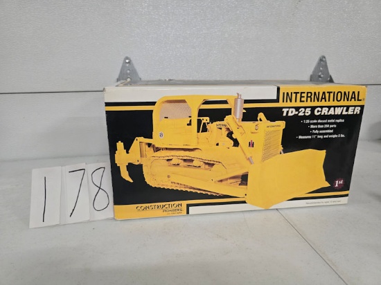 IH TD 25 crawler First Gear 1/25 scale 79-0156 construction pioneers good condition
