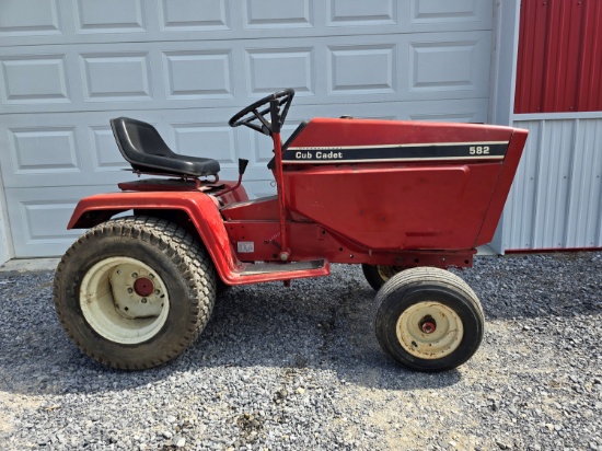 582 Cub Cadet gear drive runs and drives new front tires