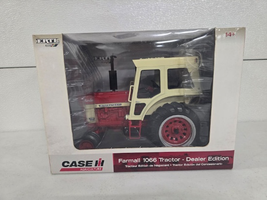 Ertl Britains 1066 IH 1/16th scale stock 14483 in box good condition