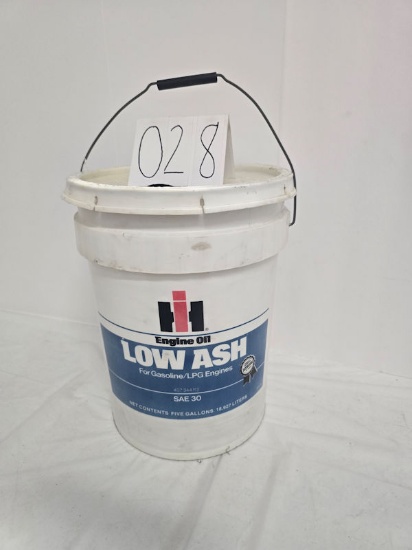 IH engine oil low ash 5 gallon bucket with some oil good condition