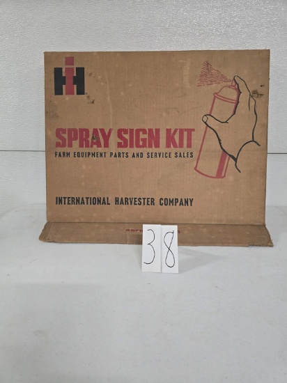 IH Spray sign kit in box good condition
