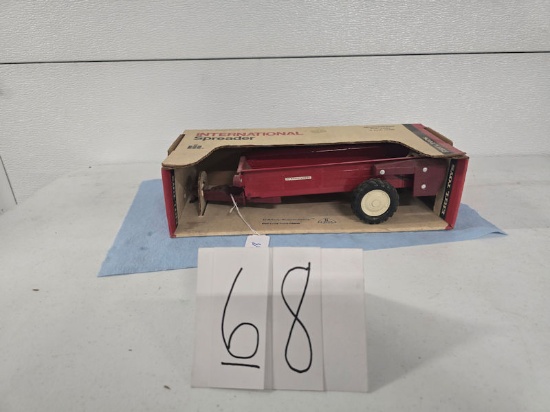 Ertl IH spreader 1/16th scale 492 stock good condition