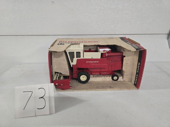 Ertl IH Combine stock 400 good condition toy and box