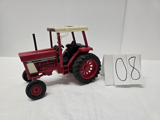 Ertl IH 886 tractor no box good condition few paint chips