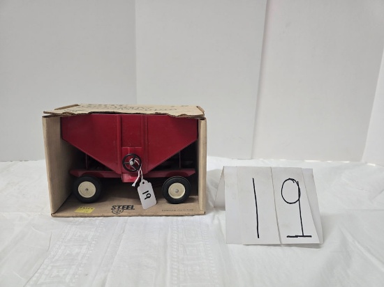 Ertl Gravity Feed Wagon Steerable front axle NIB #350