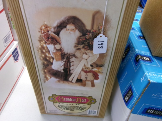 Grandeur Noel Santa