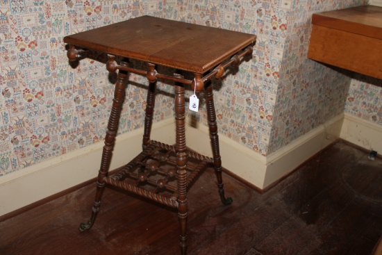 Spindle Twist Oak Table. Circa 1930's. 17.5x17.5x28.5"