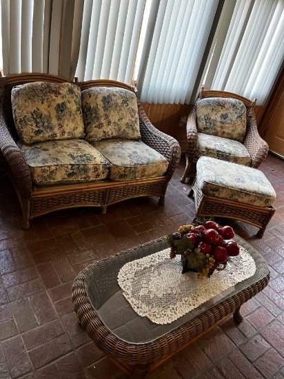 Braxton Culler 5 piece wicker patio set. (great condition).