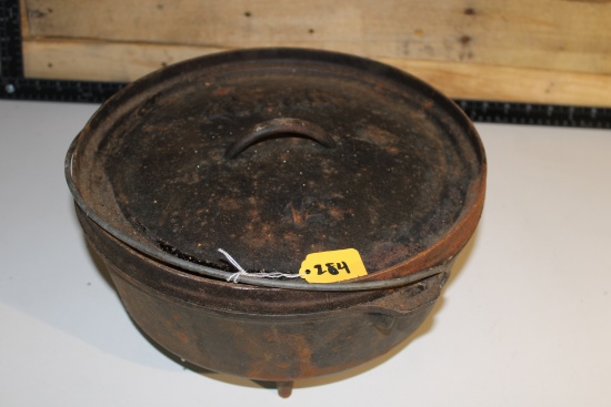 Lodge 12Cast Iron Bean Pot with Lid