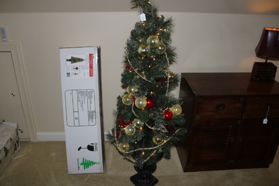 Entry Way Christmas tree by Celebrte it.