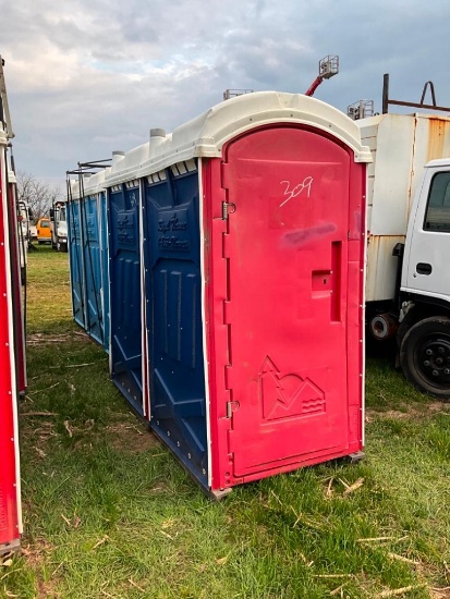 LOT OF 5 ROYAL THRONE PORT-A-POTTIES, ALL FUNCTIONAL , ... NEED A GOOD CLEANING,...