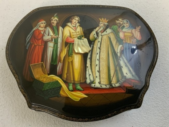 RUSSIAN TRADITIONAL HANDPAINTED LACQUER BOX