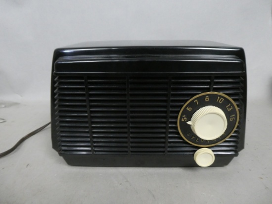 Sylvania Model 568 Black Plastic Tube Table Top Radio