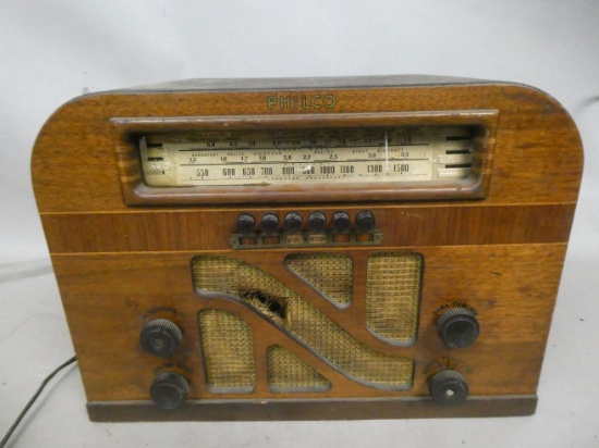 Philco Art Deco Model 40-145 Oak Wood Table Top Tube Radio