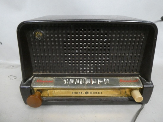GE General Electric Standard Broadcast Maroon Plastic Table Top Tube Radio