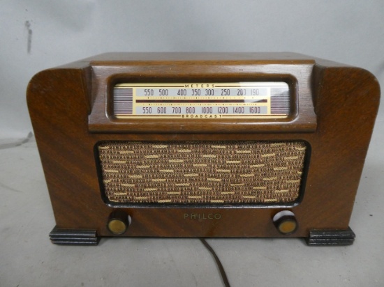 Philco Model 42-321 Brown Wood Table Top Tube Radio
