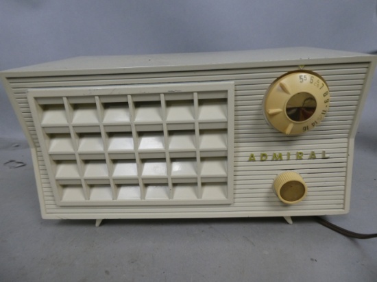 Admiral Model 5R33 White Plastic Table Top Tube Radio