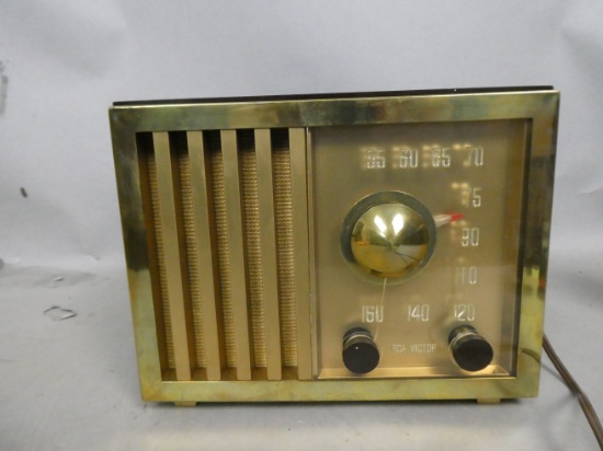 RCA Victor Model 75X11 Maroon Plastic Table Top Tube Radio