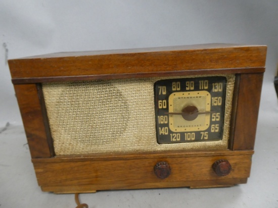 Admiral Art Deco Model 69C19 Wood Table Top Tube Radio