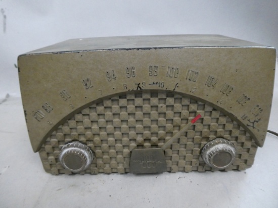 Motorola Painted black Plastic Model 72XM Table Top Tube Radio
