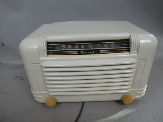 Motorola Model 65x11-A Plastic Table Top Tube Radio