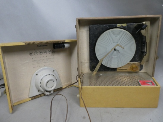 Silvertone Syntronic Stereophonic Sound System Model 9243 Portable Radio & Record Player Turntable
