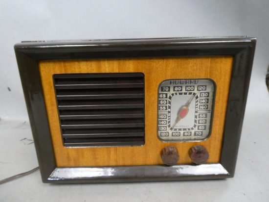 1946 Howard Model 901A Brown Wood Table Top Tube Radio