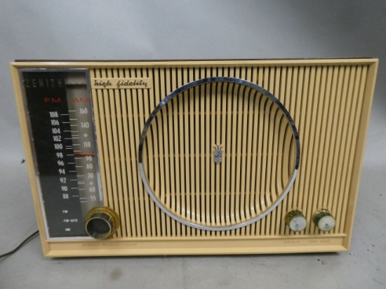 Zenith Model H845 Wood & Plastic Table Top Tube Radio