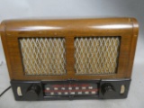 Howard Model 906 Bakelite & Wood Table Top Tube Radio
